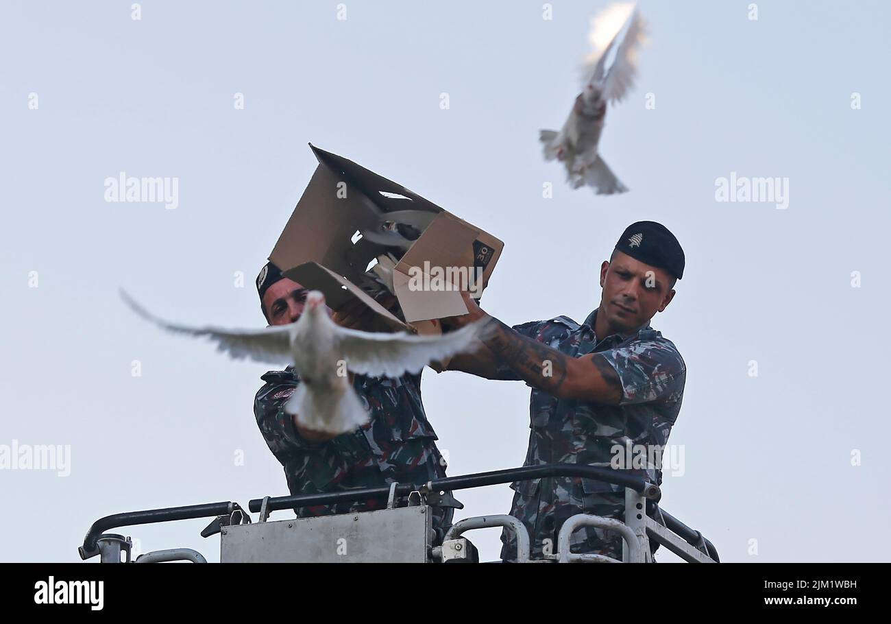 Beirut, 3 agosto. 4th ago 2020. Le colombe vengono rilasciate in occasione di un evento commemorativo che si tiene presso la sede centrale della Beirut Fire Brigade a Beirut, in Libano, il 3 agosto 2022. La brigata del fuoco di Beirut ha tenuto un evento commemorativo il mercoledì per rendere omaggio ai vigili del fuoco che hanno perso la loro vita nell'esplosione del porto di Beirut il 4 agosto 2020. Credit: Bilal Jawich/Xinhua/Alamy Live News Foto Stock