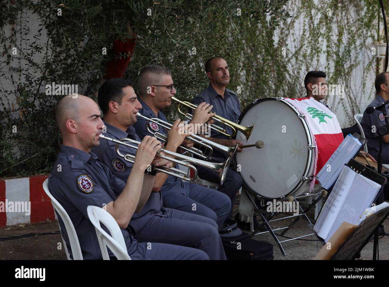 Beirut, 3 agosto. 4th ago 2020. Una band si esibisce durante un evento commemorativo tenuto presso la sede centrale della Beirut Fire Brigade a Beirut, in Libano, il 3 agosto 2022. La brigata del fuoco di Beirut ha tenuto un evento commemorativo il mercoledì per rendere omaggio ai vigili del fuoco che hanno perso la loro vita nell'esplosione del porto di Beirut il 4 agosto 2020. Credit: Liu Zongya/Xinhua/Alamy Live News Foto Stock