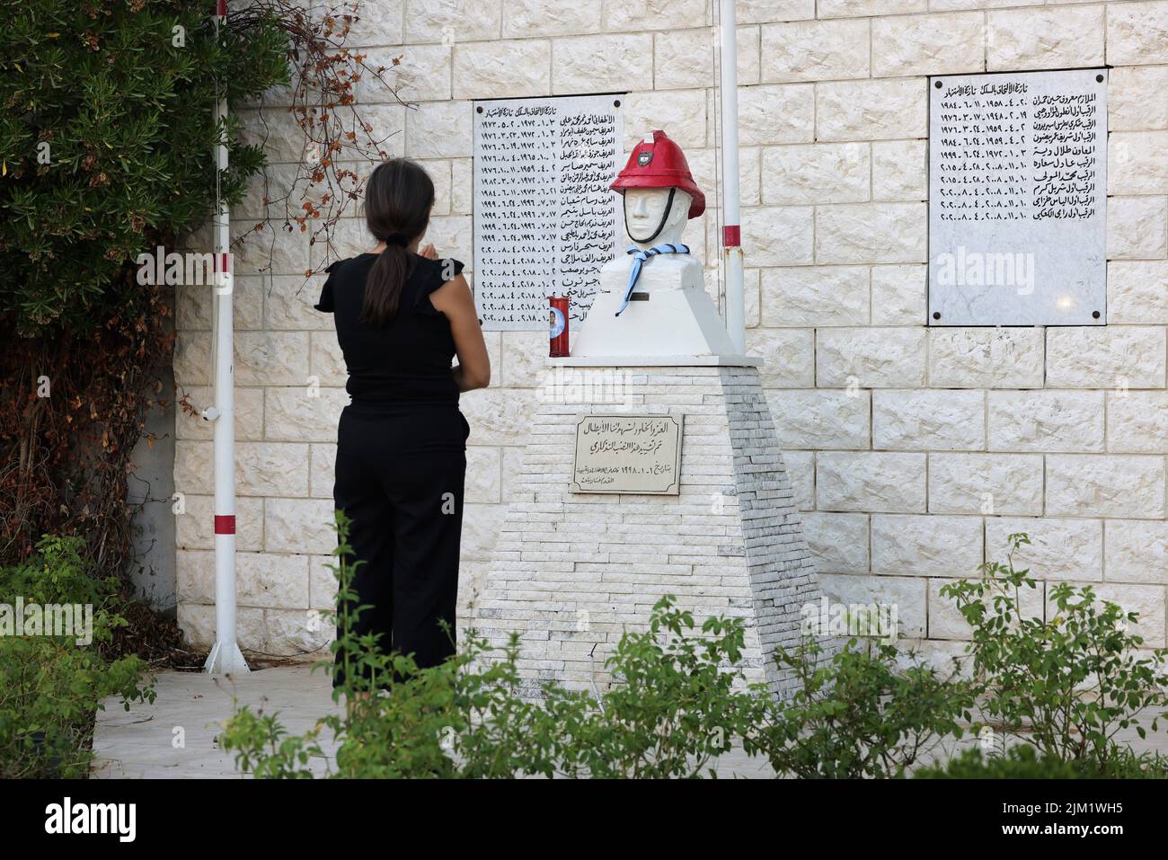 Beirut, 3 agosto. 4th ago 2020. Una donna rende omaggio a un monumento durante un evento commemorativo tenuto presso la sede centrale della Beirut Fire Brigade a Beirut, Libano, il 3 agosto 2022. La brigata del fuoco di Beirut ha tenuto un evento commemorativo il mercoledì per rendere omaggio ai vigili del fuoco che hanno perso la loro vita nell'esplosione del porto di Beirut il 4 agosto 2020. Credit: Liu Zongya/Xinhua/Alamy Live News Foto Stock
