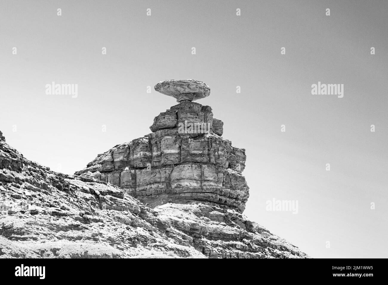 Famoso Rock Mexican Hat vicino al villaggio di Mexican Hat vicino alla Monument Valley, Utah, USA Foto Stock