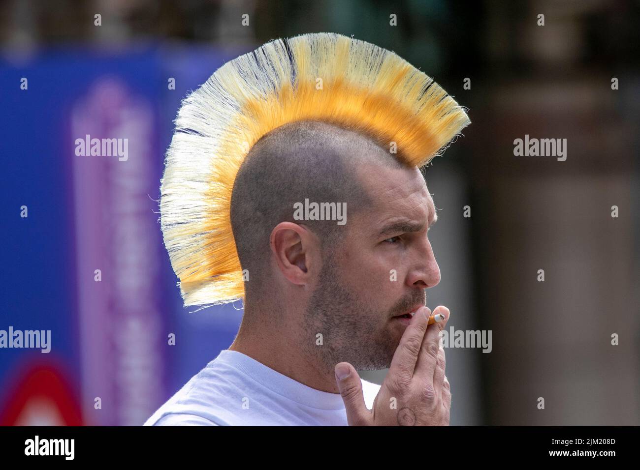 Blackpool, Lancashire, Regno Unito. 4th ago 2022. La sottocultura punk, le ideologie, la moda, con acconciature mohican tinted e la colorazione al festival punk Rebellion presso i Giardini d'Inverno. Una protesta contro atteggiamenti e comportamenti convenzionali, uno scontro di culture anti-establishment, mohawks, spille di sicurezza e un carico di atteggiamento alla città di mare come pugni che partecipano al festival annuale di musica rock Rebellion presso i Giardini invernali vengono a fianco a fianco con i tradizionali turisti. Foto Stock