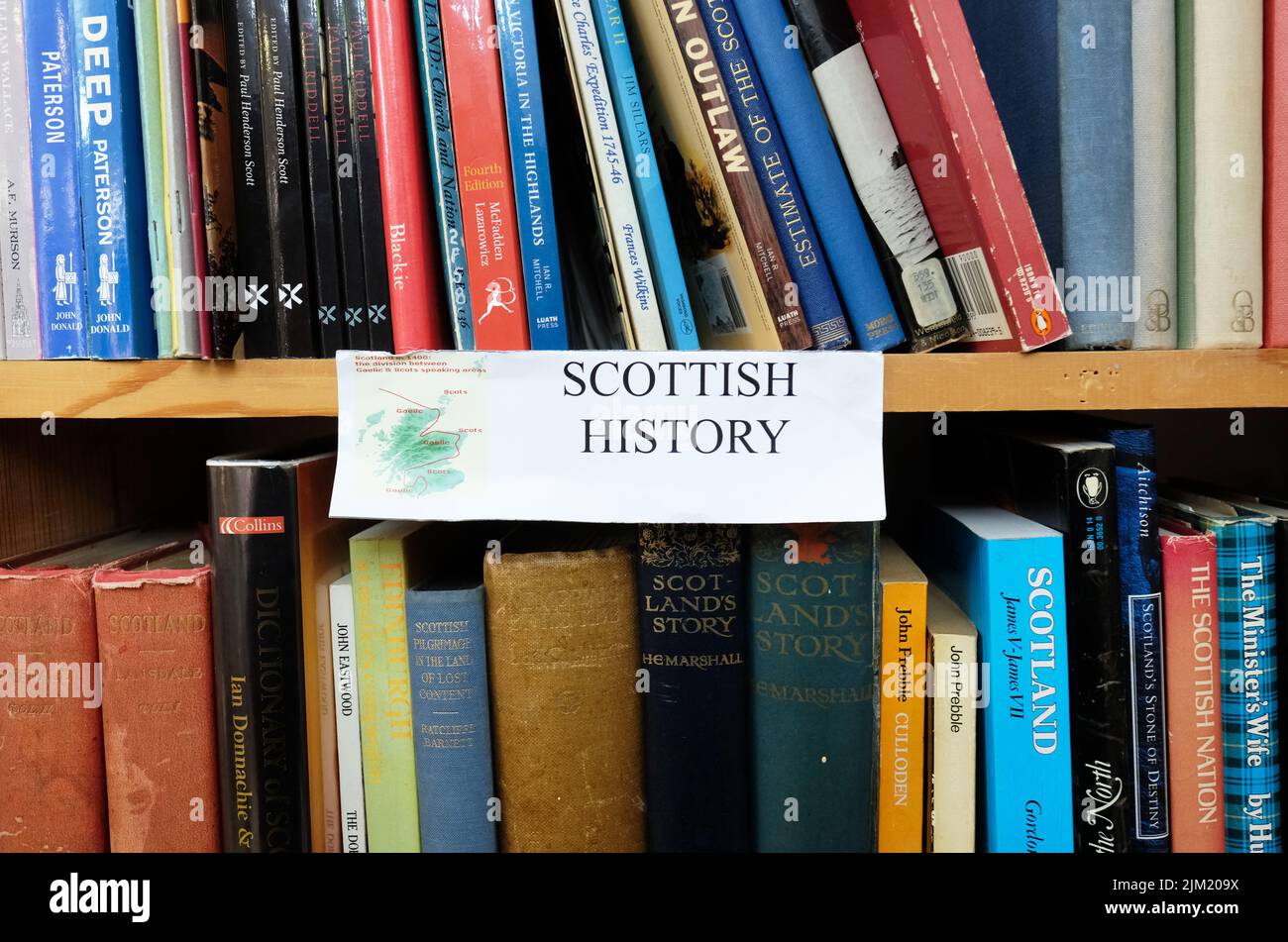 Wigtown, Scozia - una selezione di libri sulla storia scozzese in vendita presso la libreria una grande libreria di seconda mano nel 2022 Foto Stock
