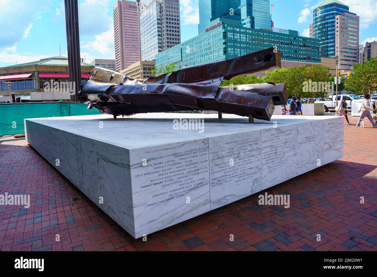Baltimora, MD, USA – 2 agosto 2022: Baltimora 911 Memorial a Inner Harbor nel centro della città è una trave in acciaio intrecciata su un inscritto Foto Stock