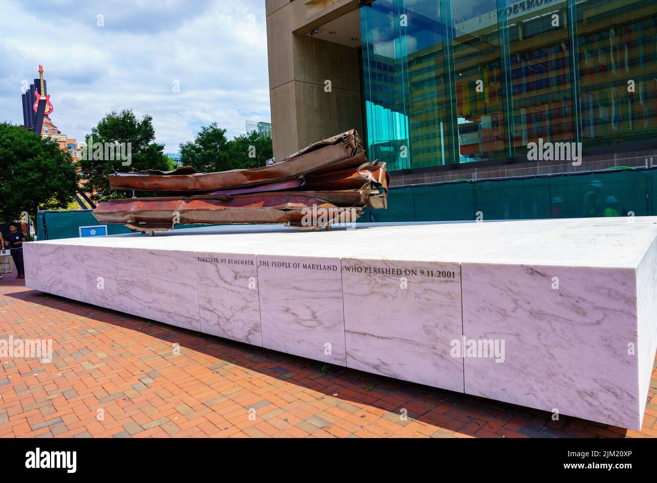 Baltimora, MD, USA – 2 agosto 2022: Baltimora 911 Memorial a Inner Harbor nel centro della città è una trave in acciaio intrecciata su un inscritto Foto Stock