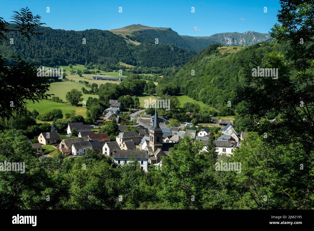 Villaggio di Chambon sur Lac e Chaudefour valey. Parco Naturale Regionale dei Vulcani d'Alvernia, Puy de Dome , Auvergne Rodano Alpi, Francia Foto Stock