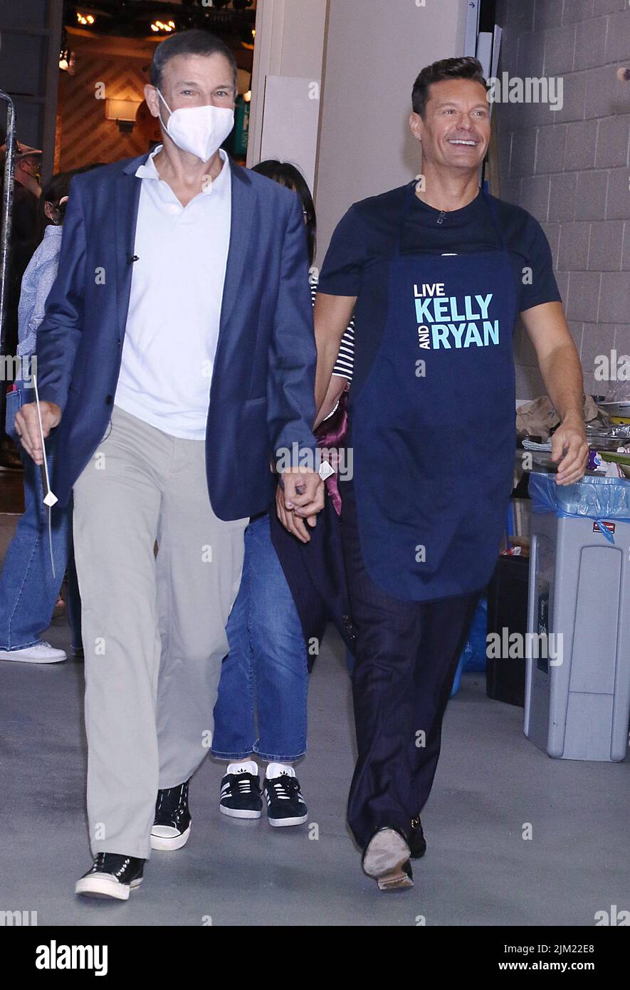 New York, NY, USA. 03rd ago 2022. Michael Gelman e Ryan Seacrest sul set di Live with Kelly & Ryan's Live's Foodfluencer Friday Faceoff a New York il 03 agosto 2022. Credit: RW/Media Punch/Alamy Live News Foto Stock