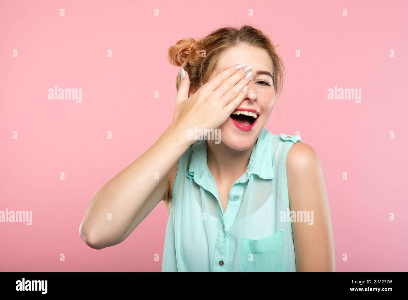 controllo della vista donna coprire occhio atteggiamento casuale Foto Stock