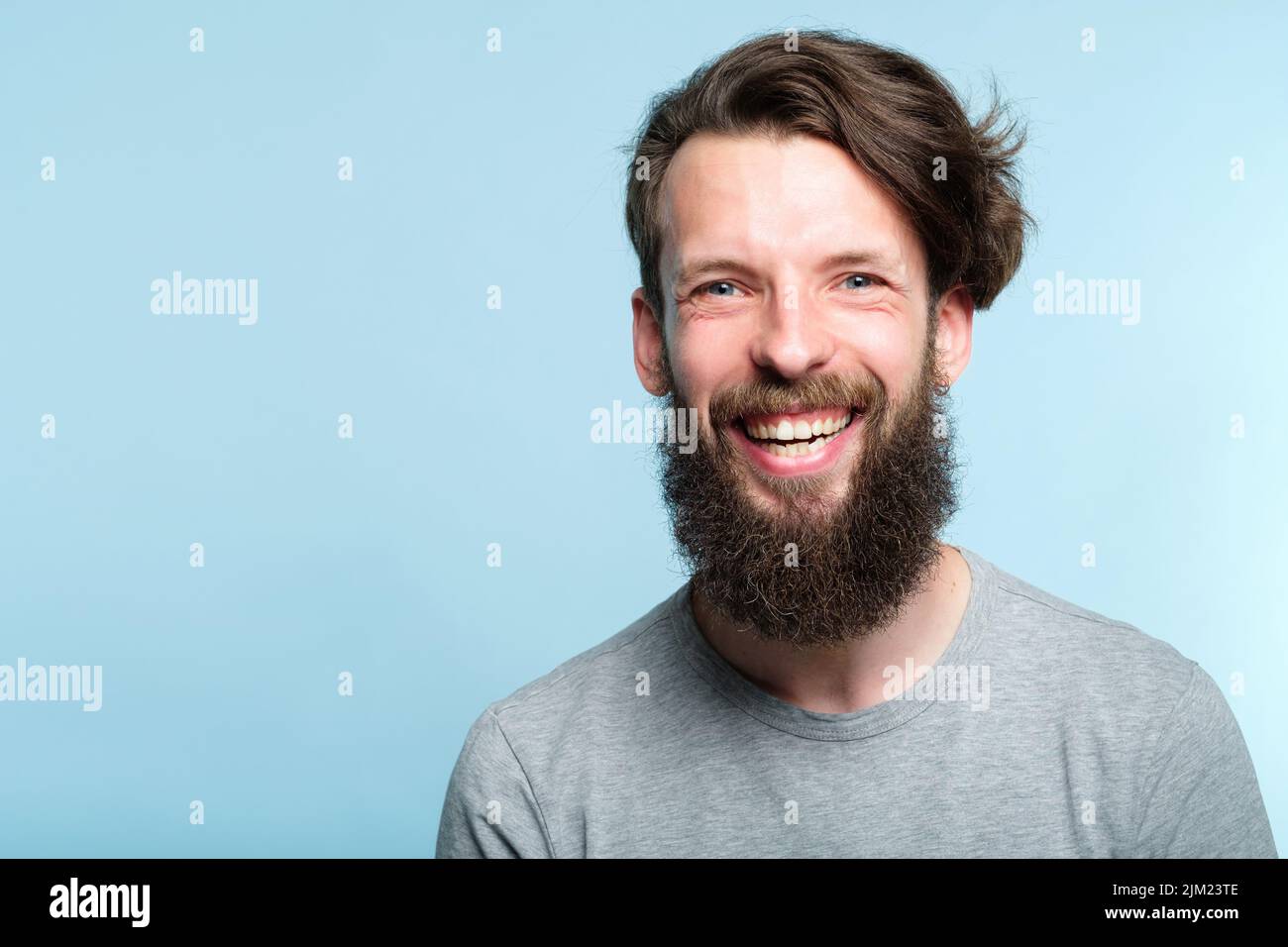 emozione espressione gioia eccitata uomo che raggiante sorriso Foto Stock