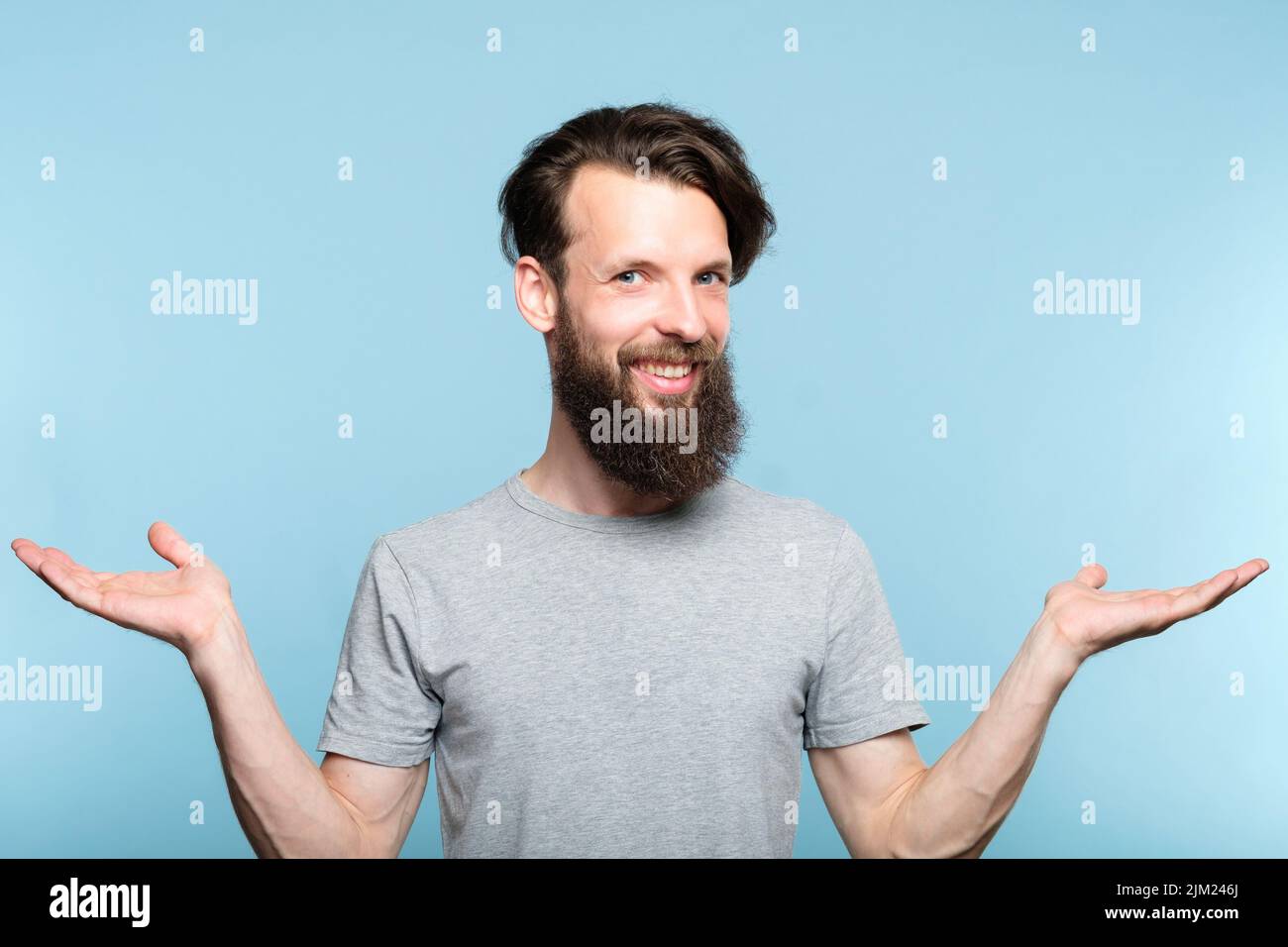 l'uomo hipster sorridente tiene le mani il confronto di scelta Foto Stock