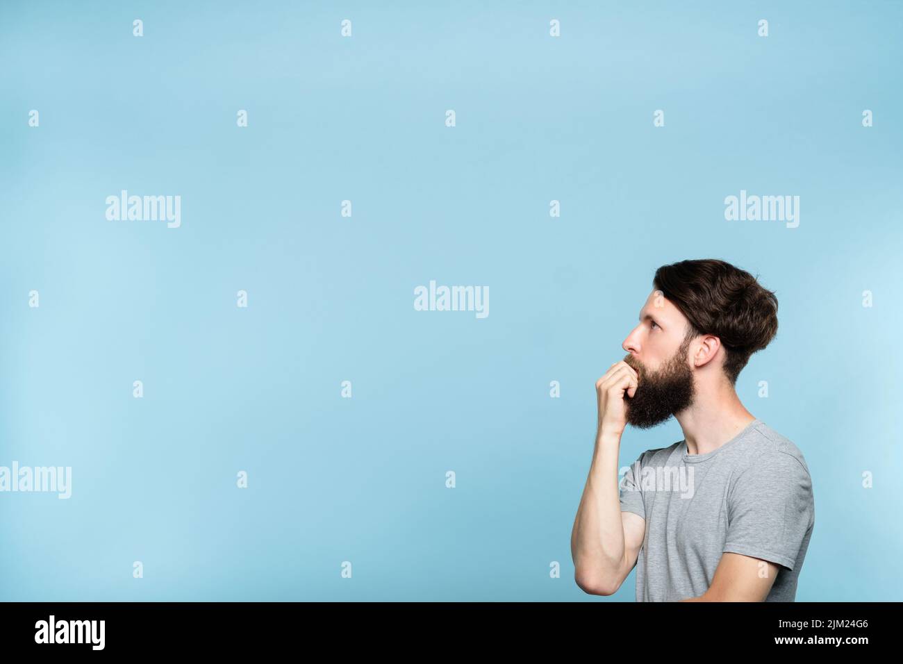 l'uomo contemplativo premuroso osserva il pensiero laterale Foto Stock