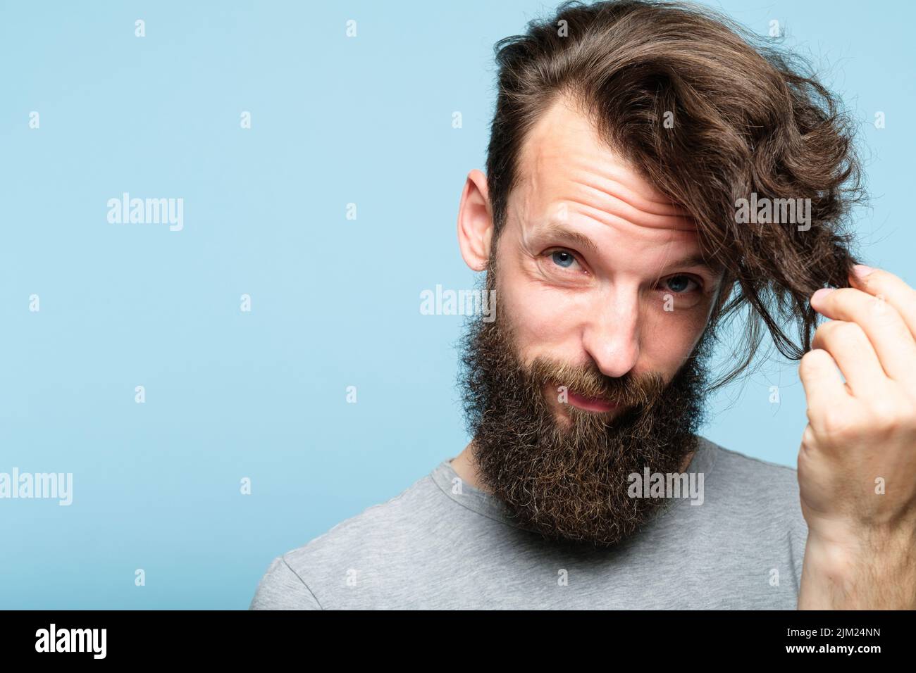 capelli maschio styling moda problema prodotto haircare Foto Stock