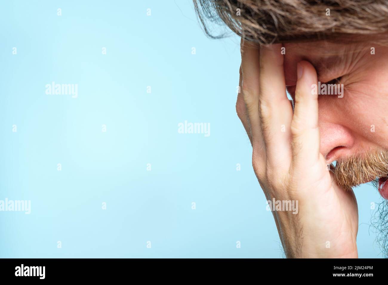 mal di testa affaticamento stress emotivo uomo che tiene testa Foto Stock