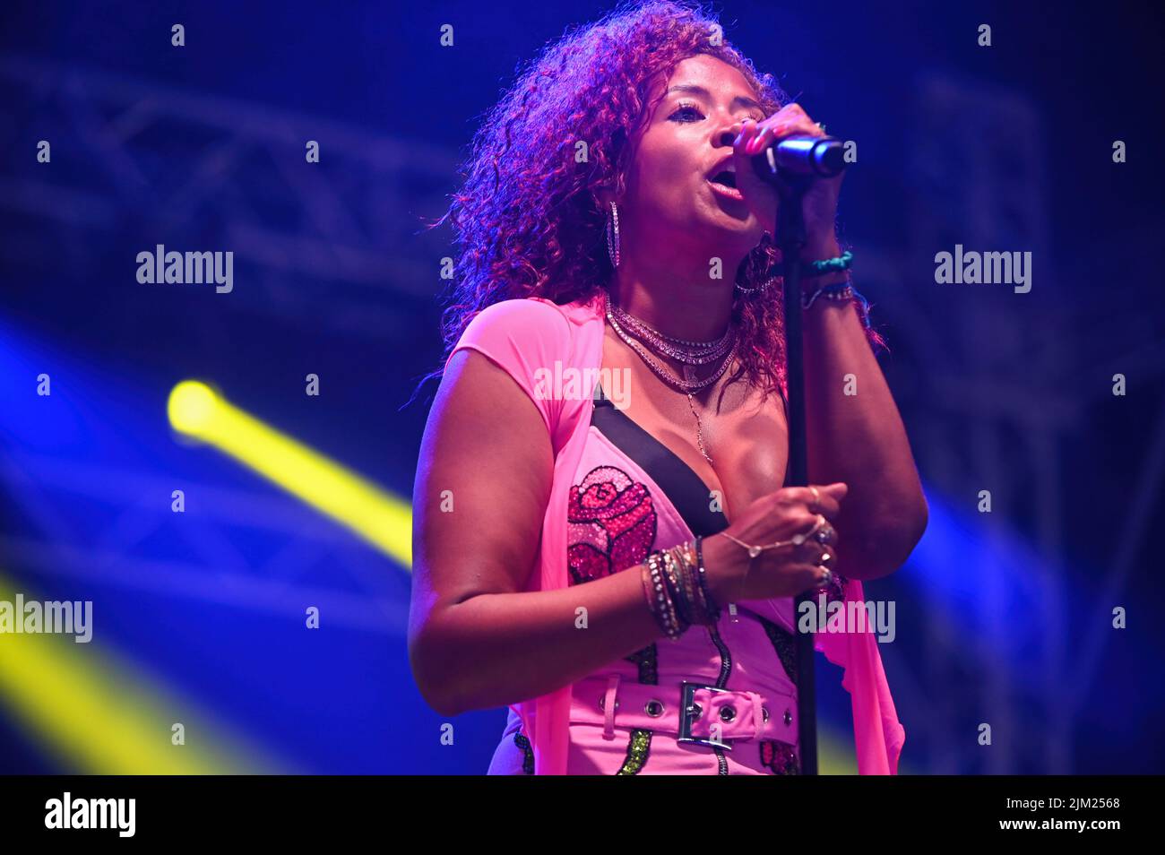 Sheffield, Regno Unito. 24th luglio 2022. Kelis Rogers-Mora, comunemente noto come Kelis, esegue la sua canzone di successo Milkshake al Tramlines Festival di Sheffield. (Foto di Robin Burns/SOPA Images/Sipa USA) Credit: Sipa USA/Alamy Live News Foto Stock