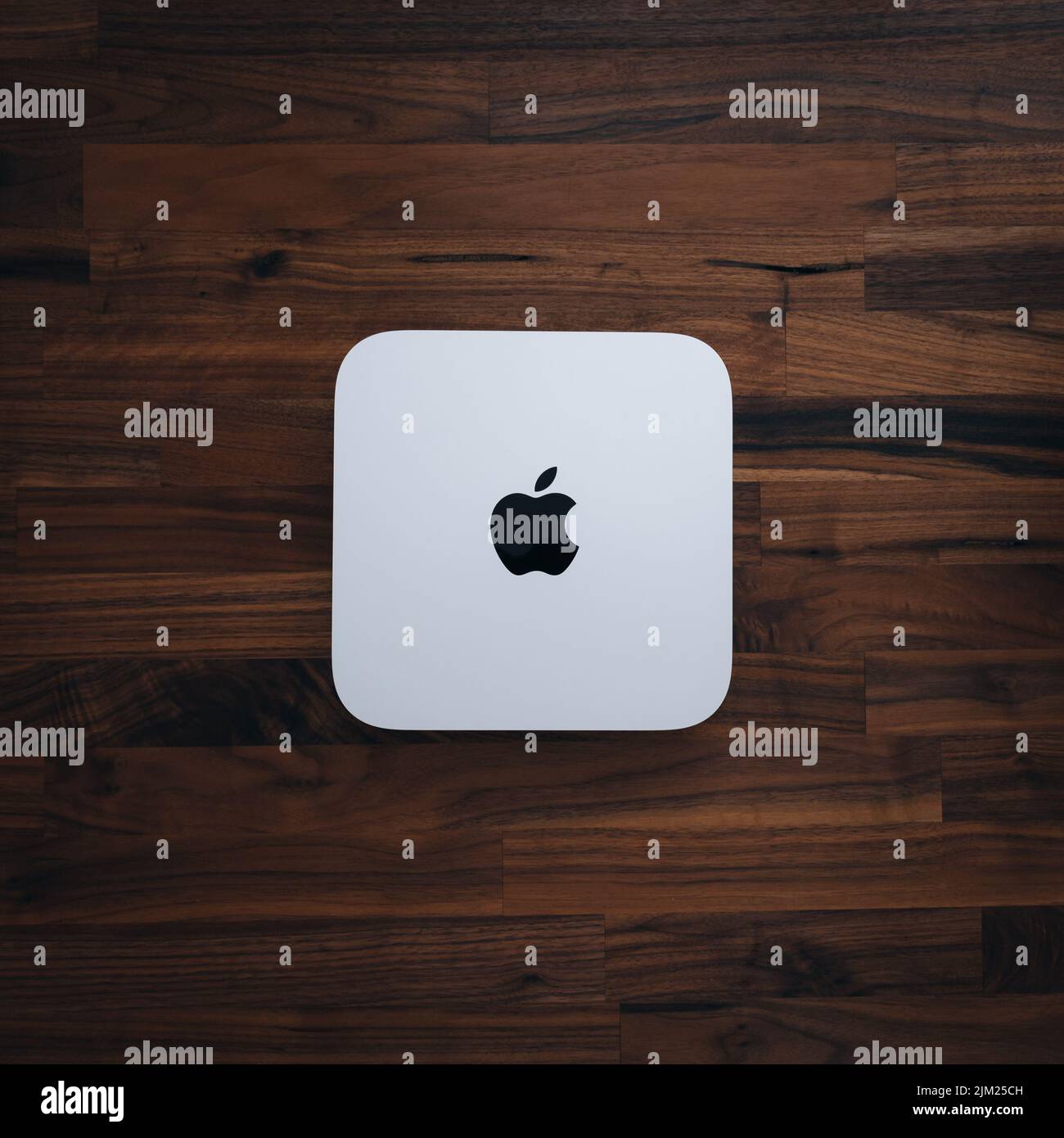 LONDRA - 3 AGOSTO 2022: Apple Mac Mini computer vista dall'alto su legno ufficio scrivania sfondo Foto Stock