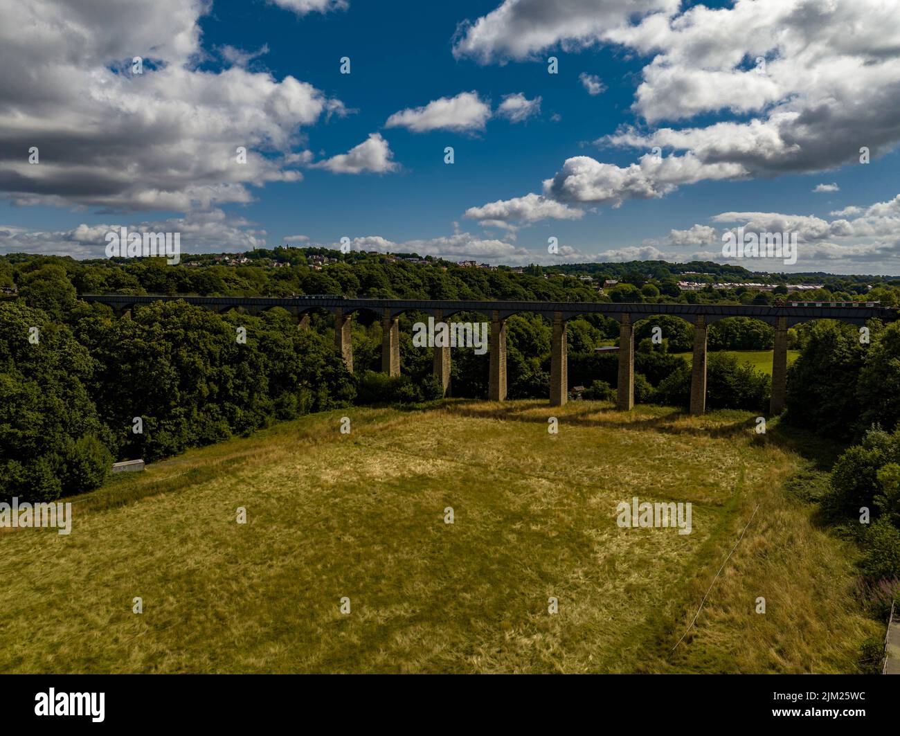 Canal Boats Crossing Pontcysyllte Aqueduct vista aerea in una mattinata molto trafficata in Galles, Regno Unito drone, dall'aria, Birds Eye View, Llangollen, Trevor Foto Stock