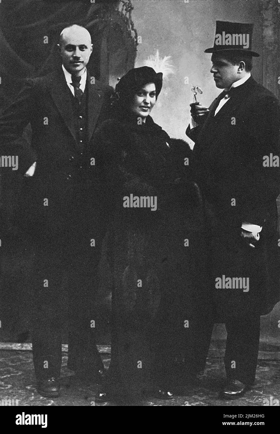 Alexandra Alexandrovna Exter (1882-1949) con David (a destra) e Vladimir Burliuk. Museo: COLLEZIONE PRIVATA. Autore: ANONIMO. Foto Stock