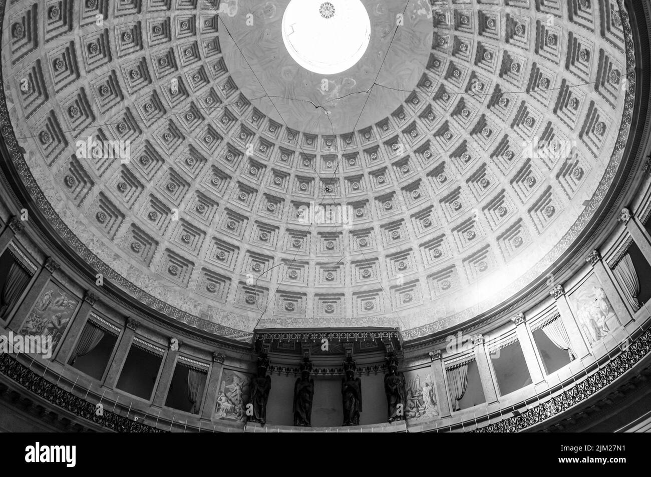 Foto in bianco e nero che mostra in prospettiva la decorazione interna a cupola della vecchia basilica cattolica a Napoli Foto Stock