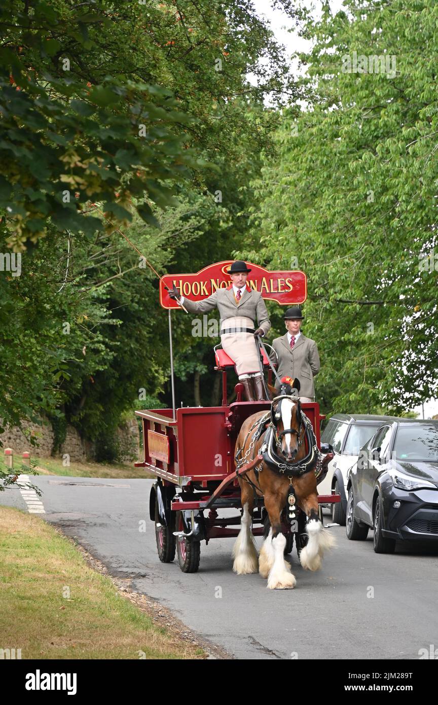 Il dray della birreria Hook Norton è una vista regolare sulle strade intorno al villaggio nord di Oxfordshire di Hook Norton. Foto Stock