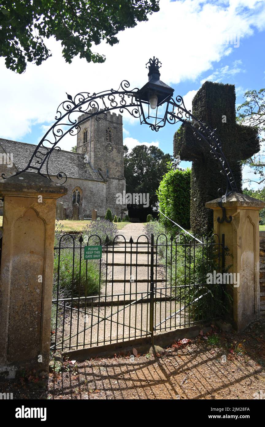 La Chiesa di Santa Maria Maddalena, nella frazione di Gloucestershire di Adlestrop, presenta un orologio nella torre che è stata eretta per commemorare il Giubileo d'Oro o Foto Stock