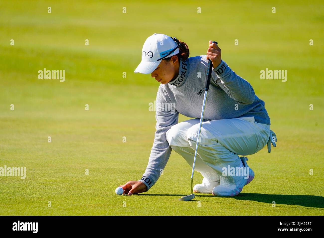 Gullane, Scozia, Regno Unito. 4th agosto 2022. Apertura del campionato AIG Women’s Open di golf a Muirfield in East Lothian. PIC; Hinako Shibuna del Giappone allinea un putt. Iain Masterton/Alamy Live News Foto Stock