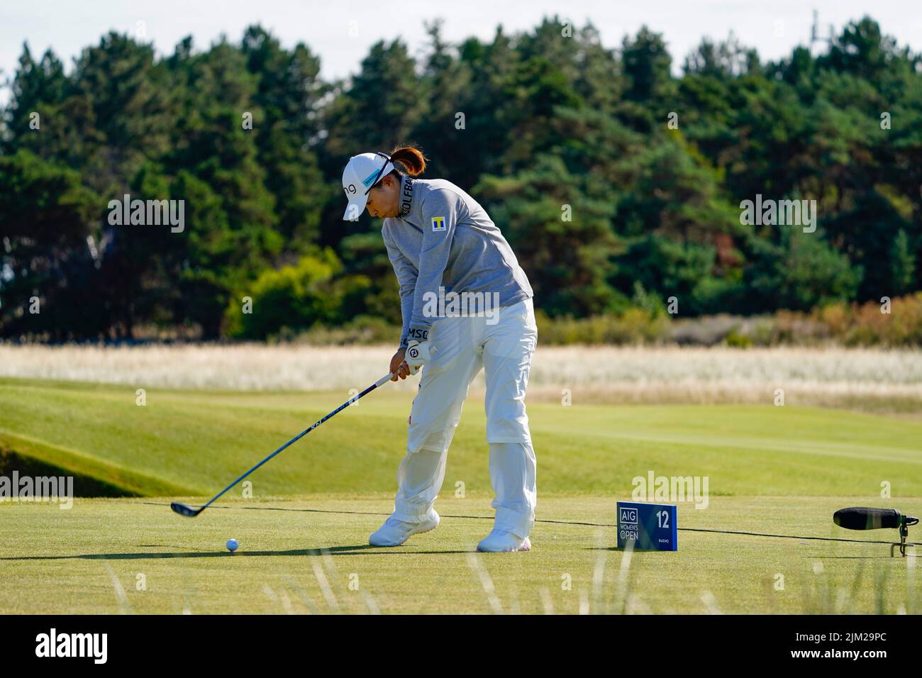 Gullane, Scozia, Regno Unito. 4th agosto 2022. Apertura del campionato AIG Women’s Open di golf a Muirfield in East Lothian. PIC; Hinako Shibuno del Giappone guida a 12th buche. Iain Masterton/Alamy Live News Foto Stock