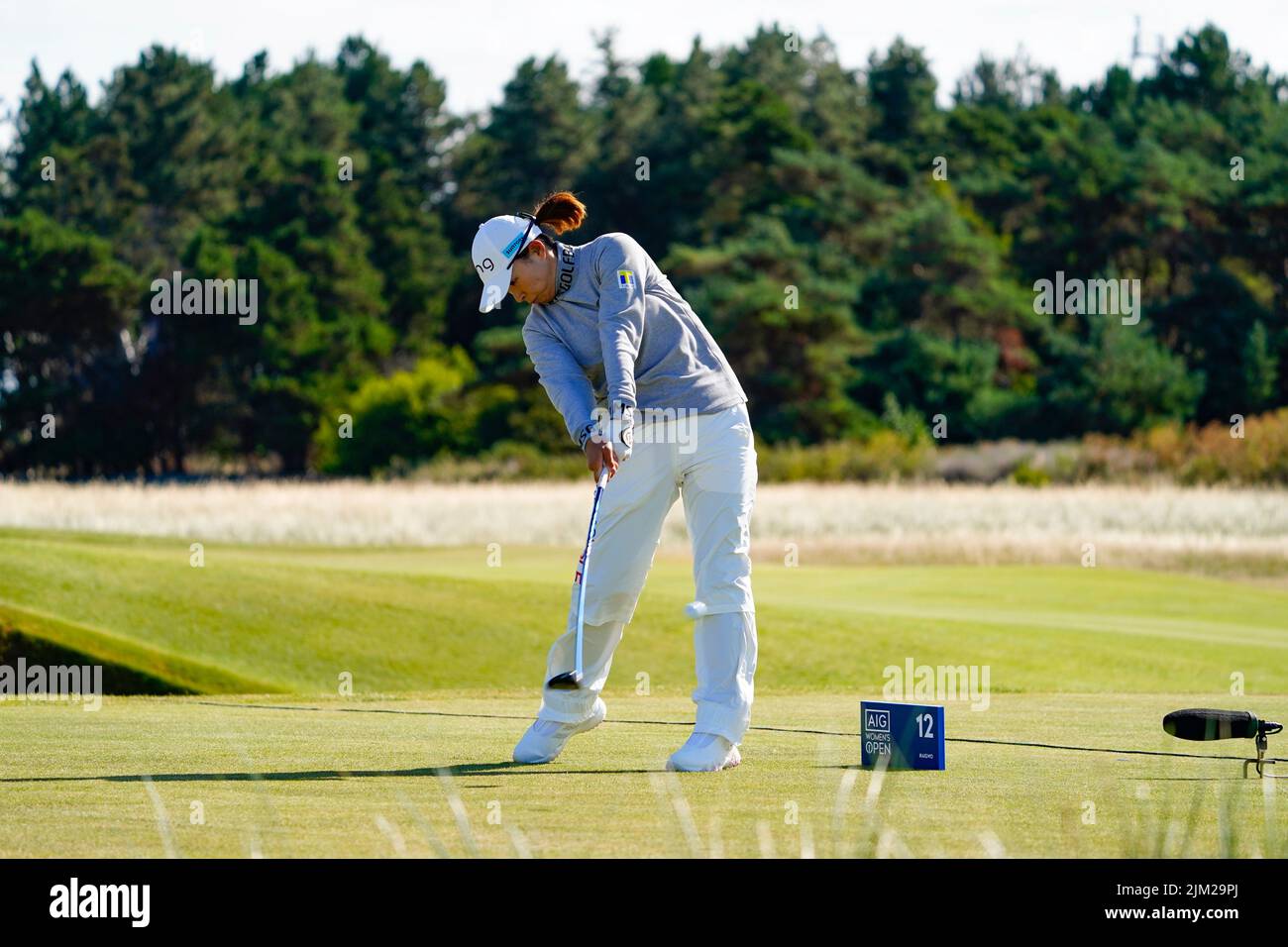 Gullane, Scozia, Regno Unito. 4th agosto 2022. Apertura del campionato AIG Women’s Open di golf a Muirfield in East Lothian. PIC; Hinako Shibuno del Giappone guida a 12th buche. Iain Masterton/Alamy Live News Foto Stock