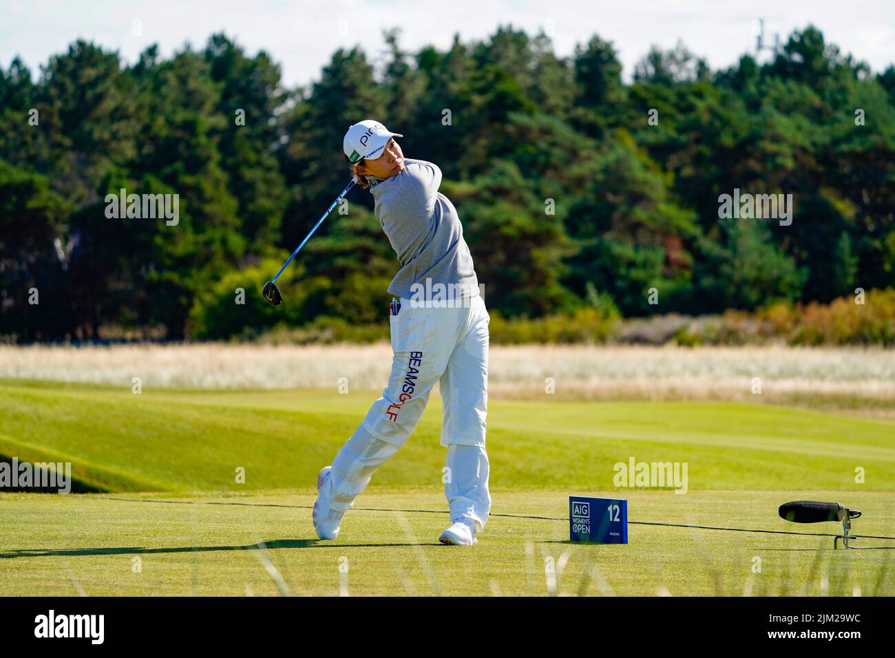 Gullane, Scozia, Regno Unito. 4th agosto 2022. Apertura del campionato AIG Women’s Open di golf a Muirfield in East Lothian. PIC; Hinako Shibuno del Giappone guida a 12th buche. Iain Masterton/Alamy Live News Foto Stock
