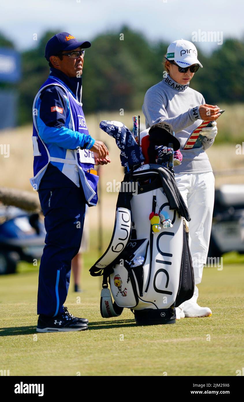 Gullane, Scozia, Regno Unito. 4th agosto 2022. Apertura del campionato AIG Women’s Open di golf a Muirfield in East Lothian. PIC; Hinako Shibuno e la sua caddie l Iain Masterton/Alamy Live News Foto Stock
