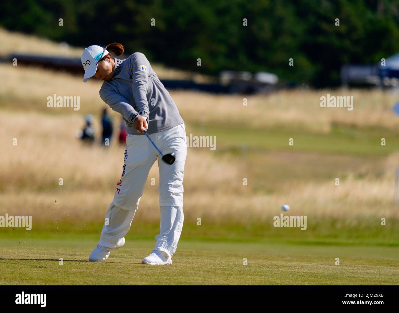 Gullane, Scozia, Regno Unito. 4th agosto 2022. Apertura del campionato AIG Women’s Open di golf a Muirfield in East Lothian. PIC; Hinako Shibuno del Giappone approccio al verde a 14th buche. Iain Masterton/Alamy Live News Foto Stock