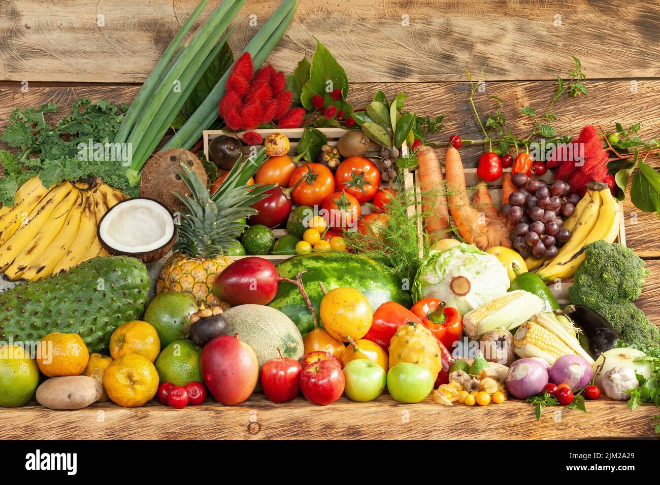 Composizione con varietà di frutta e verdura biologica grezza Foto Stock
