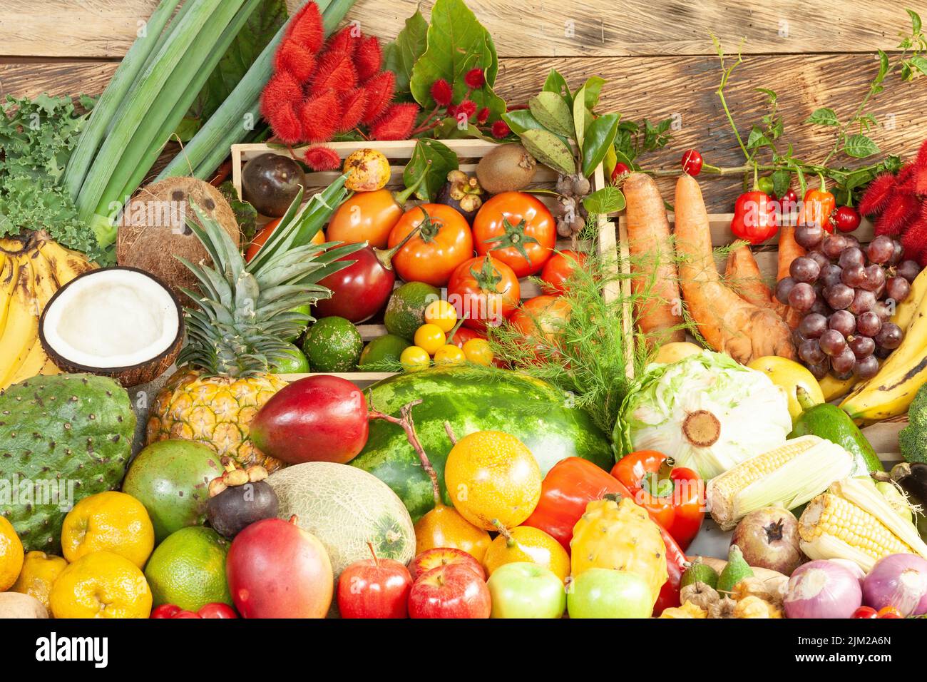 Composizione con varietà di frutta e verdura biologica grezza Foto Stock