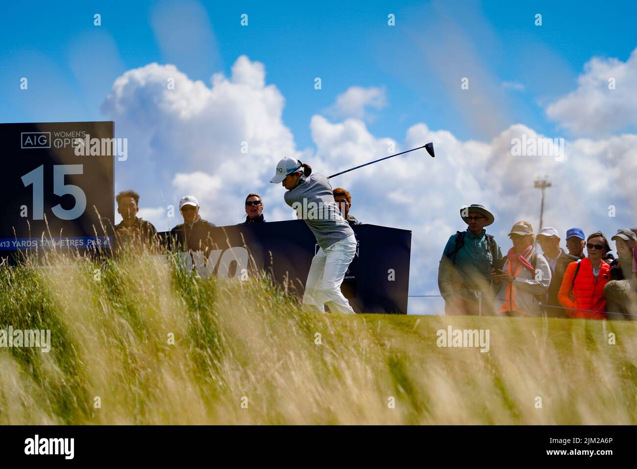 Gullane, Scozia, Regno Unito. 4th agosto 2022. Apertura del campionato AIG Women’s Open di golf a Muirfield in East Lothian. PIC; Hinako Shibuno del Giappone drive a 14th buche. Iain Masterton/Alamy Live News Foto Stock