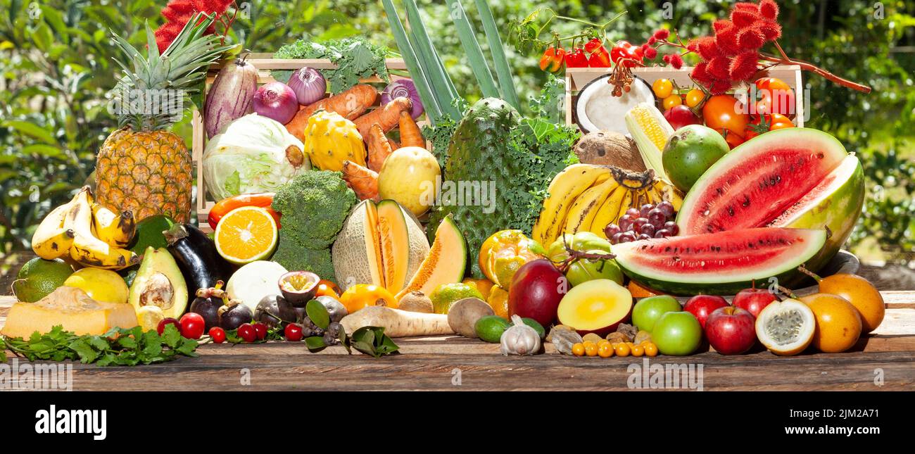 Composizione con varietà di frutta e verdura biologica grezza Foto Stock