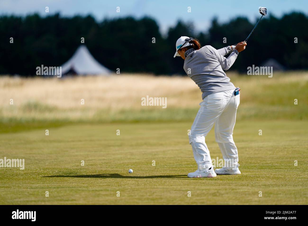 Gullane, Scozia, Regno Unito. 4th agosto 2022. Apertura del campionato AIG Women’s Open di golf a Muirfield in East Lothian. PIC; Hinako Shibuno del Giappone approccio a 15th buche. Iain Masterton/Alamy Live News Foto Stock