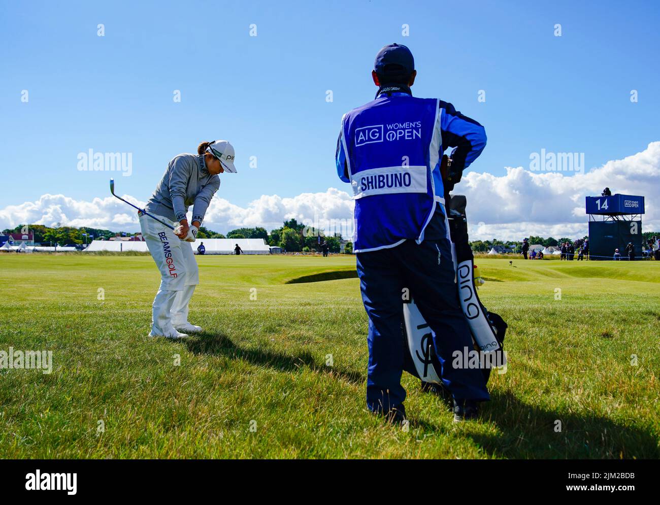 Gullane, Scozia, Regno Unito. 4th agosto 2022. Apertura del campionato AIG Women’s Open di golf a Muirfield in East Lothian. PIC; Hinako Shibuno del Giappone chip a verde a 14th buche. Iain Masterton/Alamy Live News Foto Stock