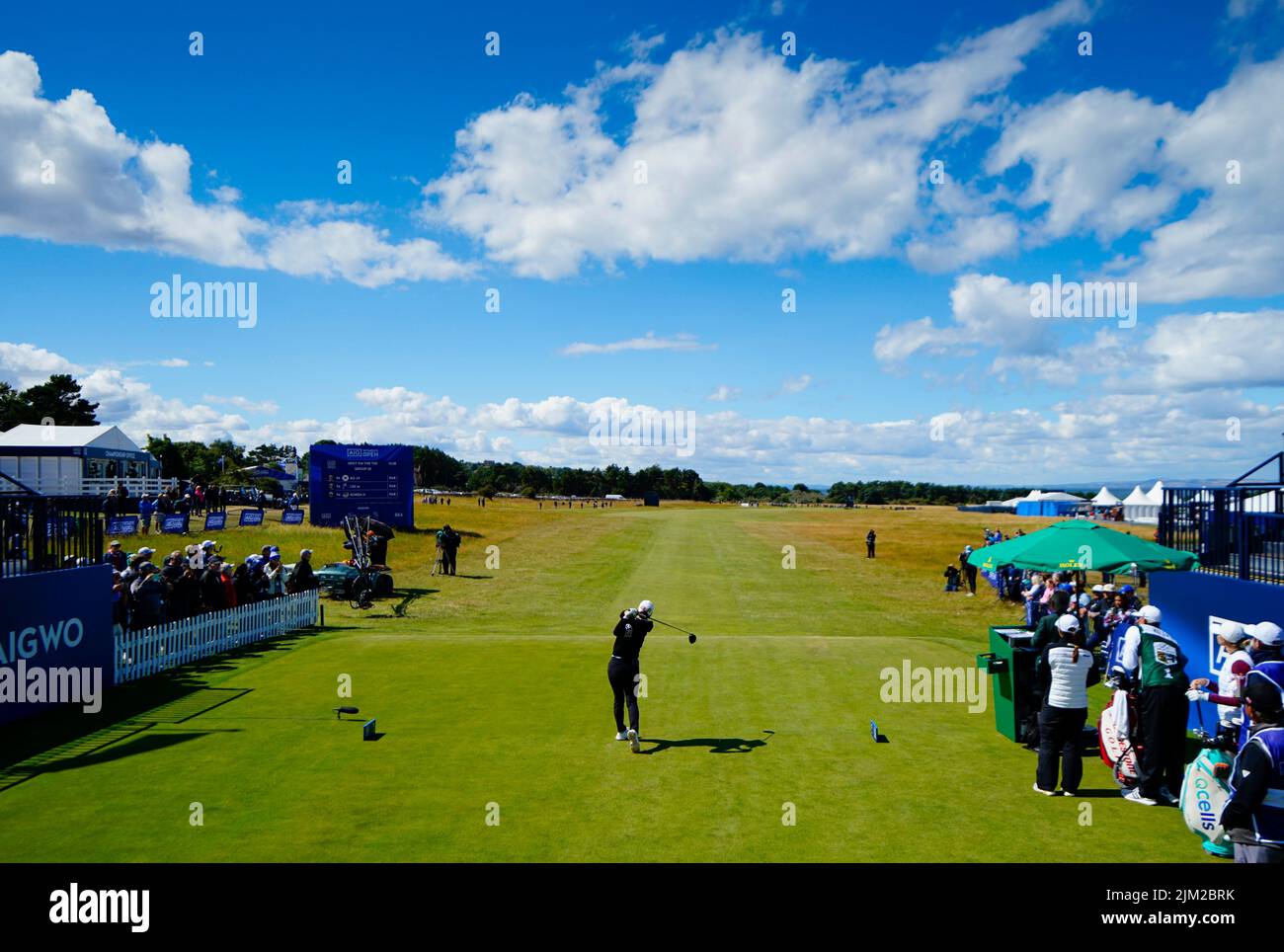 Gullane, Scozia, Regno Unito. 4th agosto 2022. Apertura del campionato AIG Women’s Open di golf a Muirfield in East Lothian. PIC; World Number Two Minjee Lee guida al primo buco. Iain Masterton/Alamy Live News Foto Stock