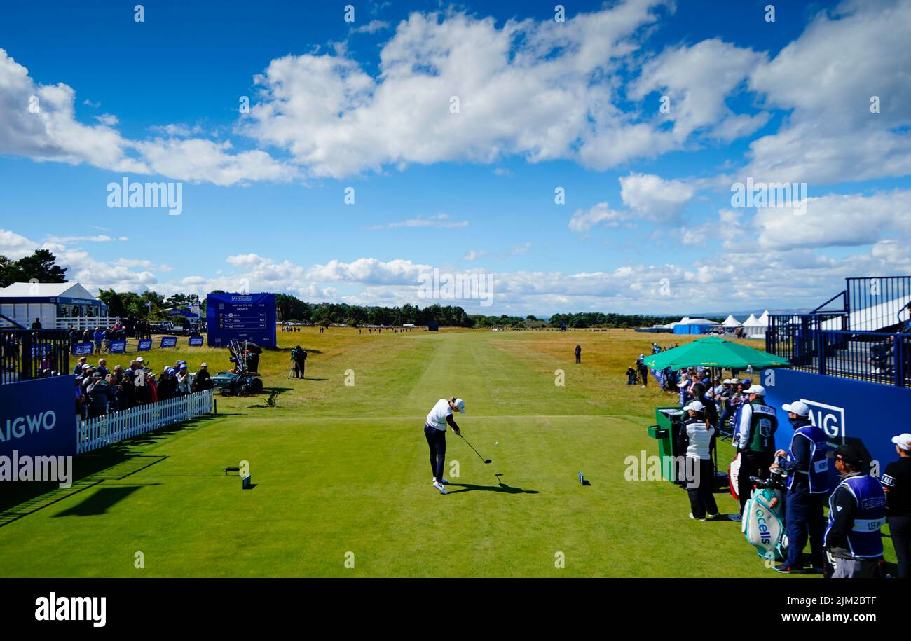 Gullane, Scozia, Regno Unito. 4th agosto 2022. Apertura del campionato AIG Women’s Open di golf a Muirfield in East Lothian. PIC; numero Mondiale tre Nelly Korda guida al primo buco. Iain Masterton/Alamy Live News Foto Stock
