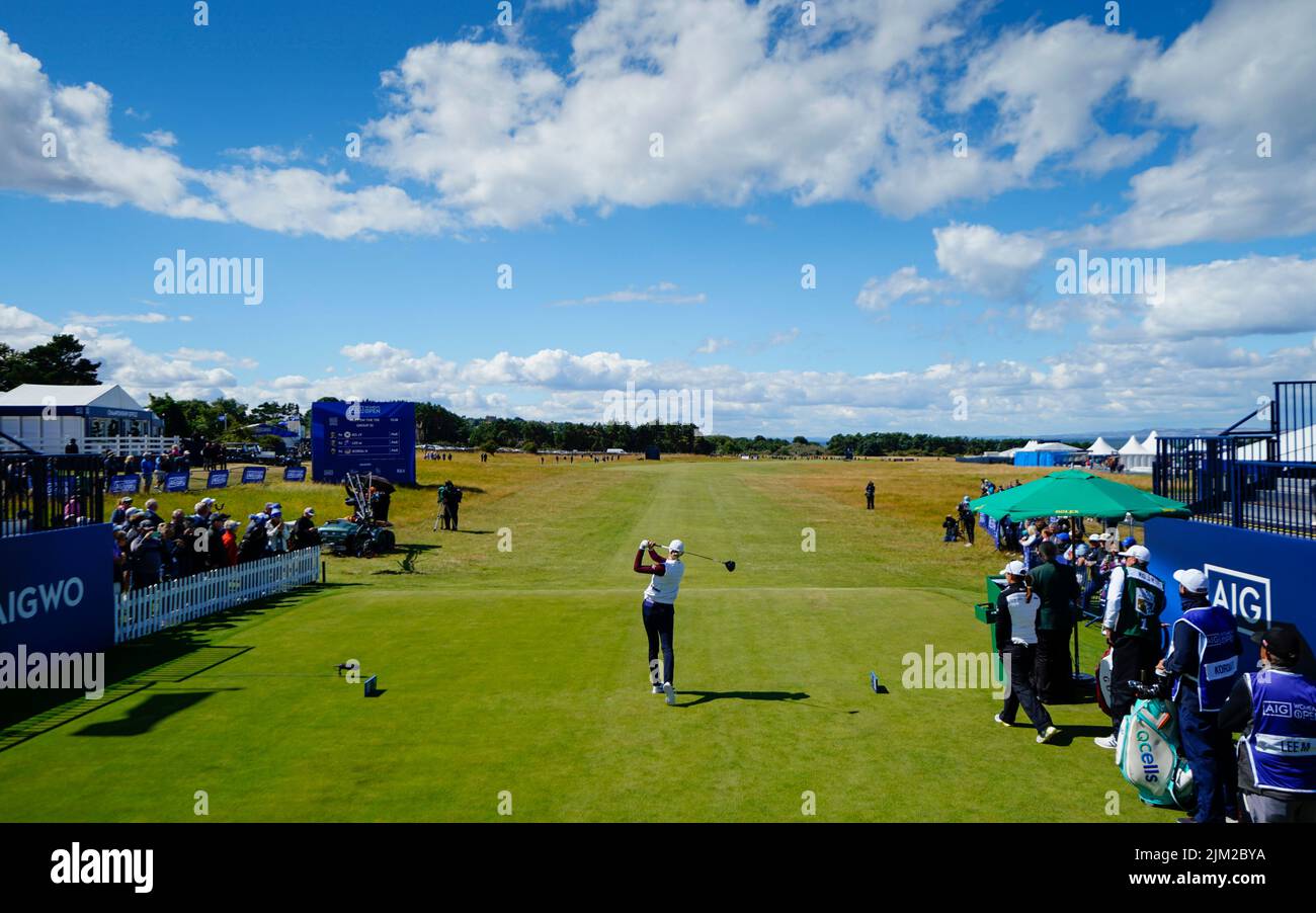 Gullane, Scozia, Regno Unito. 4th agosto 2022. Apertura del campionato AIG Women’s Open di golf a Muirfield in East Lothian. PIC; numero Mondiale tre Nelly Korda guida al primo buco. Iain Masterton/Alamy Live News Foto Stock
