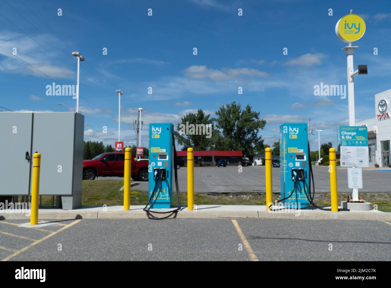 new liskeard, ontario canada - agosto 2 2022: caricabatterie per auto elettrica ivy all'holiday inn e al motel express Foto Stock