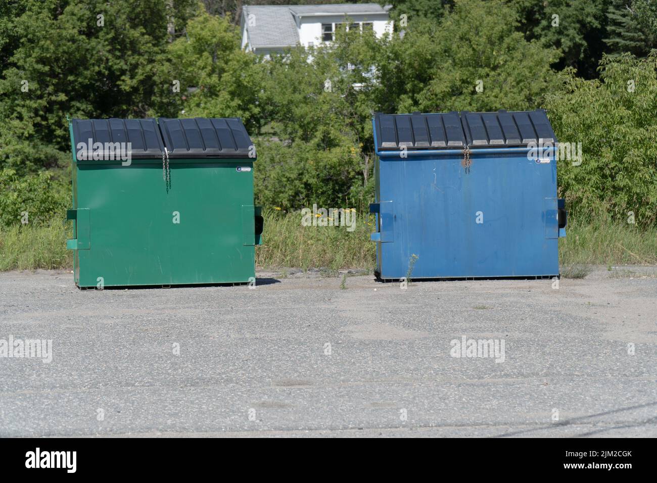 i contenitori per rifiuti e riciclaggio all'esterno del parcheggio Foto Stock