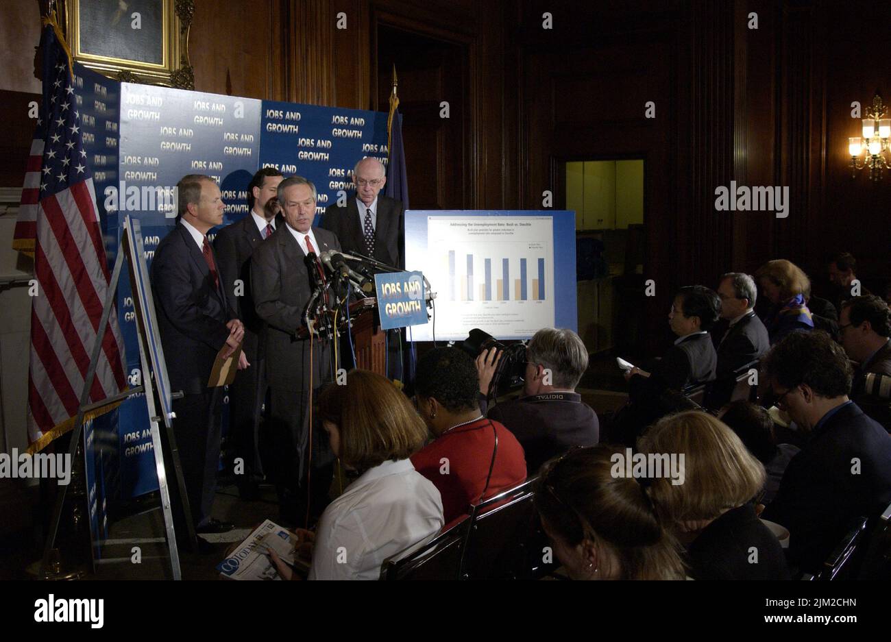 Ufficio del Segretario - IL SEGRETARIO DONALD EVANS CON IL SEGRETARIO JOHN SNOW ALLA CONFERENZA STAMPA Foto Stock