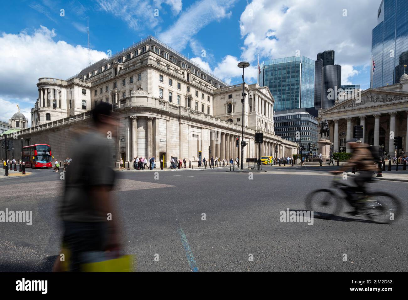 Londra, Regno Unito. 4 agosto 2022. L'esterno della Banca d'Inghilterra. Nel tentativo di contenere l’inflazione, che si prevede salirà al 15% nel 2023, il comitato di politica monetaria (MPC) della Banca d’Inghilterra ha annunciato un aumento del tasso di base dal 1,25% al 1,75%, il più grande aumento in 27 anni. Un aumento è il tasso di interesse renderà i prestiti più costosi e scoraggerà la spesa. Credit: Stephen Chung / Alamy Live News Foto Stock
