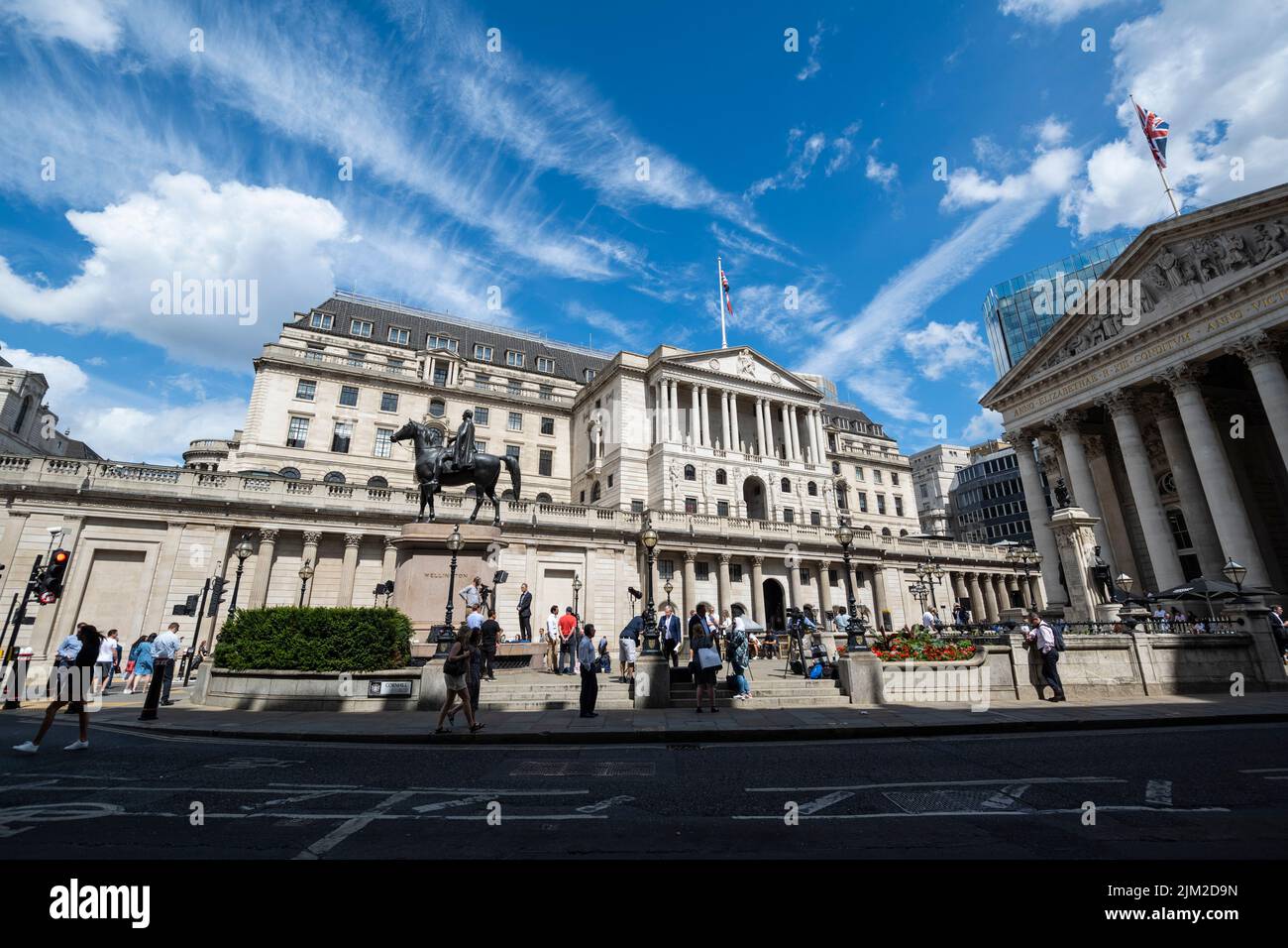 Londra, Regno Unito. 4 agosto 2022. L'esterno della Banca d'Inghilterra. Nel tentativo di contenere l’inflazione, che si prevede salirà al 15% nel 2023, il comitato di politica monetaria (MPC) della Banca d’Inghilterra ha annunciato un aumento del tasso di base dal 1,25% al 1,75%, il più grande aumento in 27 anni. Un aumento è il tasso di interesse renderà i prestiti più costosi e scoraggerà la spesa. Credit: Stephen Chung / Alamy Live News Foto Stock