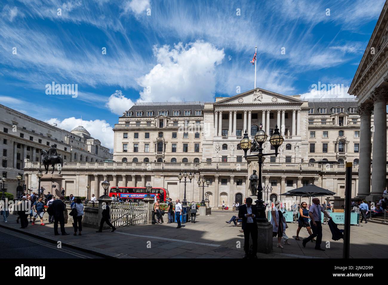 Londra, Regno Unito. 4 agosto 2022. L'esterno della Banca d'Inghilterra. Nel tentativo di contenere l’inflazione, che si prevede salirà al 15% nel 2023, il comitato di politica monetaria (MPC) della Banca d’Inghilterra ha annunciato un aumento del tasso di base dal 1,25% al 1,75%, il più grande aumento in 27 anni. Un aumento è il tasso di interesse renderà i prestiti più costosi e scoraggerà la spesa. Credit: Stephen Chung / Alamy Live News Foto Stock