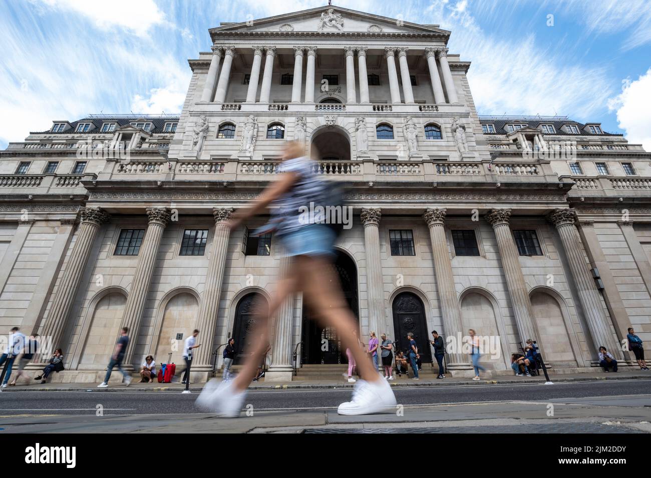Londra, Regno Unito. 4 agosto 2022. L'esterno della Banca d'Inghilterra. Nel tentativo di contenere l’inflazione, che si prevede salirà al 15% nel 2023, il comitato di politica monetaria (MPC) della Banca d’Inghilterra ha annunciato un aumento del tasso di base dal 1,25% al 1,75%, il più grande aumento in 27 anni. Un aumento è il tasso di interesse renderà i prestiti più costosi e scoraggerà la spesa. Credit: Stephen Chung / Alamy Live News Foto Stock
