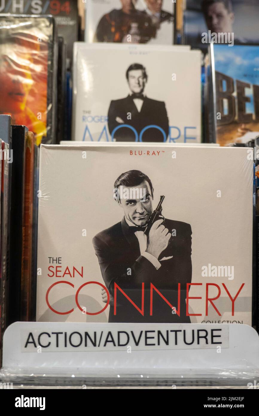 Barnes & Noble Booksellers DVD Display, NYC, USA 2022 Foto Stock