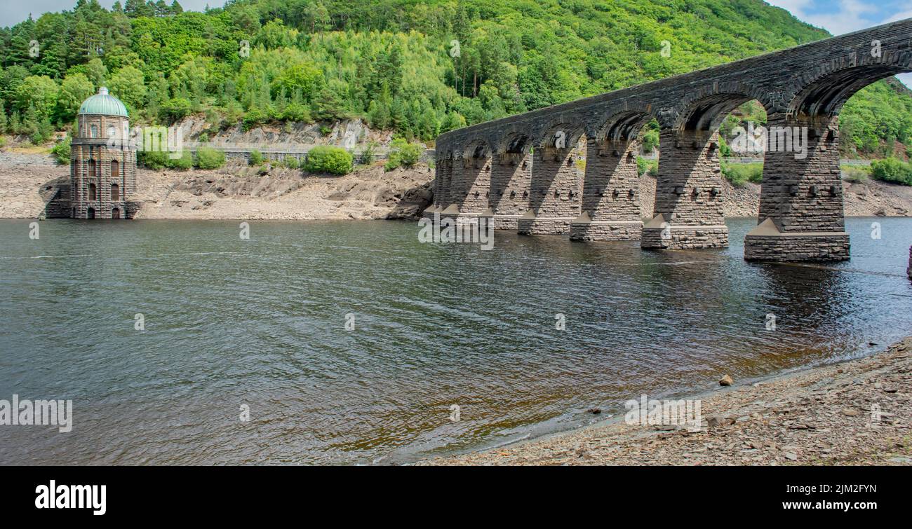 Questi sono i livelli d'acqua dopo un'estate secca nel regno unito, la valle di Elan nel Mid-Wales. Foto Stock