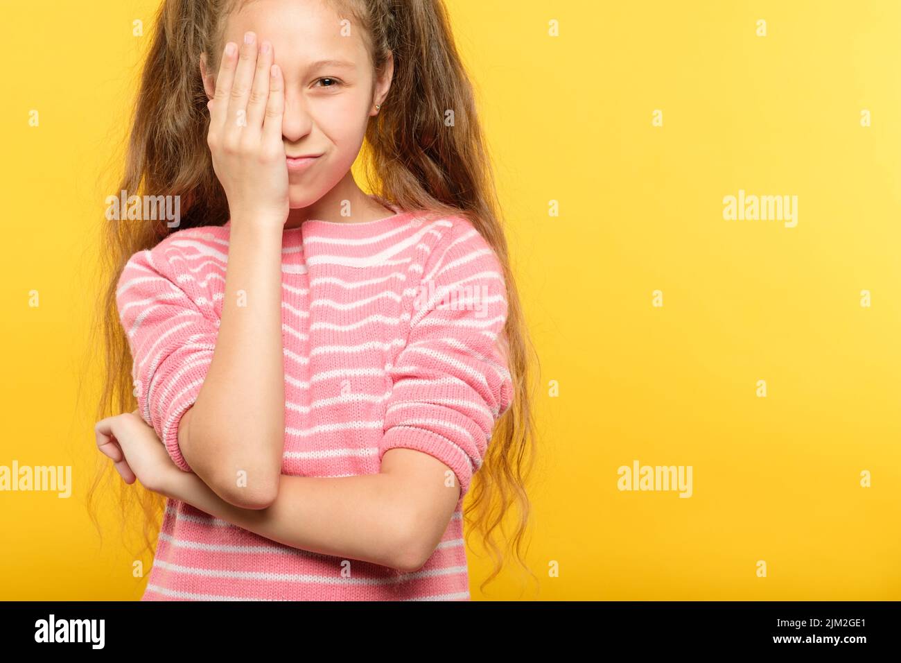 controllo della vista ragazza copertura occhio oftalmologia mano Foto Stock