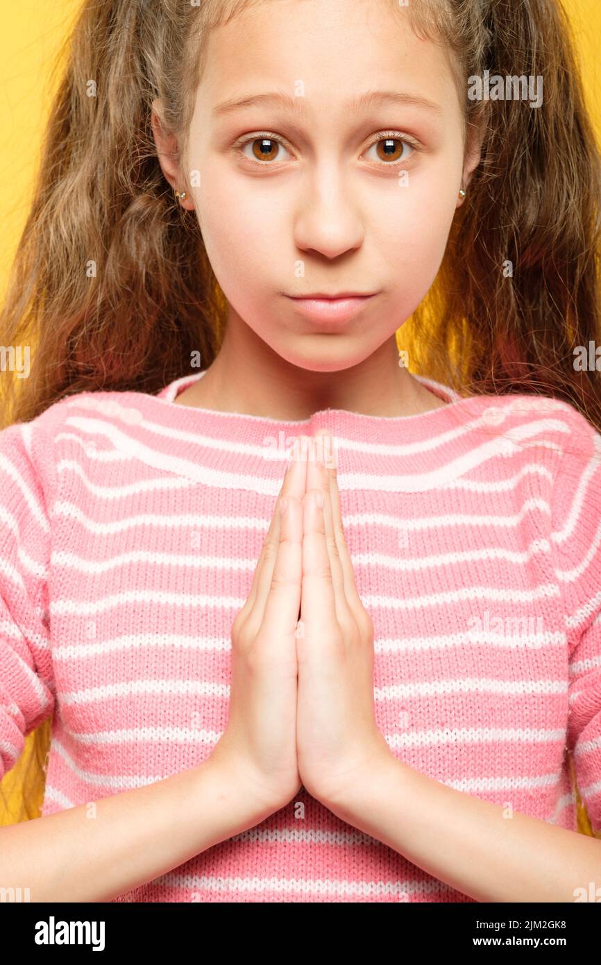 namaste ragazza mani saluto gesto bambini yoga Foto Stock