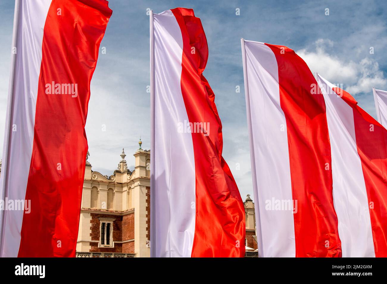 Cracovia, malopolskie voivodsip, Polonia; 1st agosto 2022: Bandiere nazionali polacche soffiano nel vento sulla piazza principale di Cracovia nell'anniversario di Wa Foto Stock